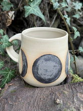 Laden Sie das Bild in den Galerie-Viewer, Tasse - Moon Child (hell)