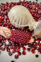 Laden Sie das Bild in den Galerie-Viewer, Rassel Snow White